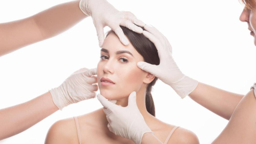 Yüz Anatomisinde Ameliyatsız Vektörel Sıkılaşma: Fransız Askısı ve Sıvı Yüz Germe (Liquid Facelift) Protokolleri